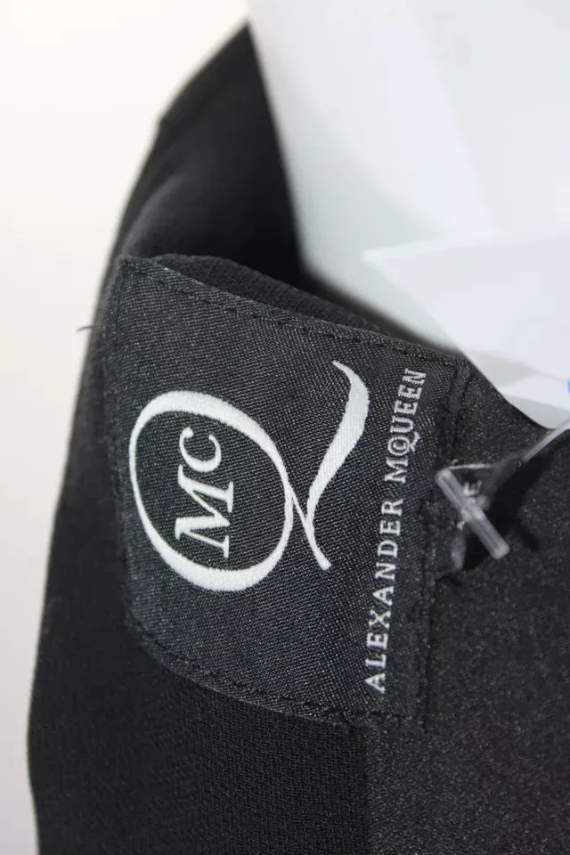 Alexander McQueen UK. McQ. Robe droite plissée à col ras du cou cloutée en noir