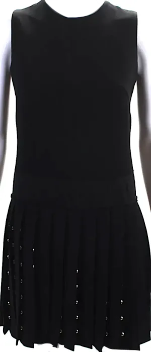 Alexander McQueen UK. McQ. Robe droite plissée à col ras du cou cloutée en noir