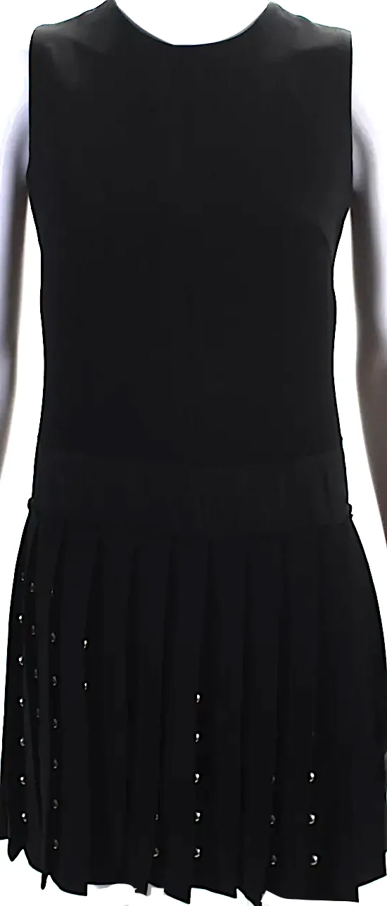 Alexander McQueen UK. McQ. Robe droite plissée à col ras du cou cloutée en noir