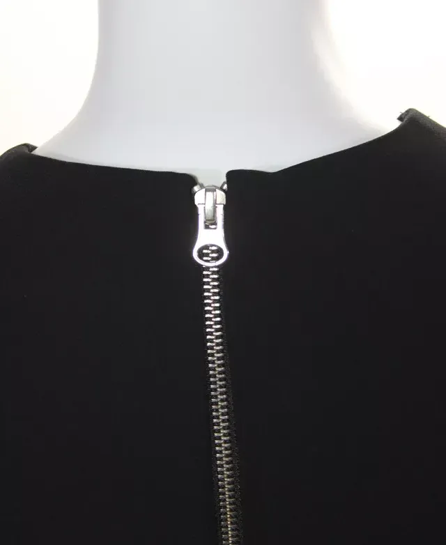 Alexander McQueen UK. McQ. Robe droite plissée à col ras du cou cloutée en noir