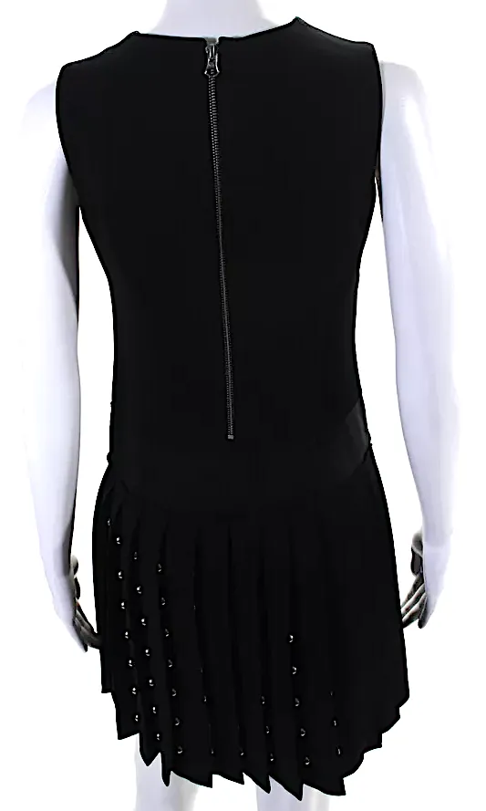 Alexander McQueen UK. McQ. Robe droite plissée à col ras du cou cloutée en noir
