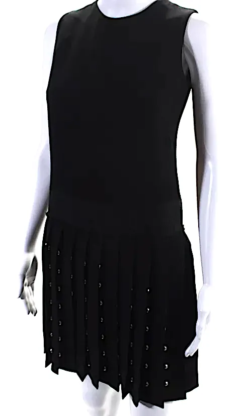 Alexander McQueen UK. McQ. Robe droite plissée à col ras du cou cloutée en noir