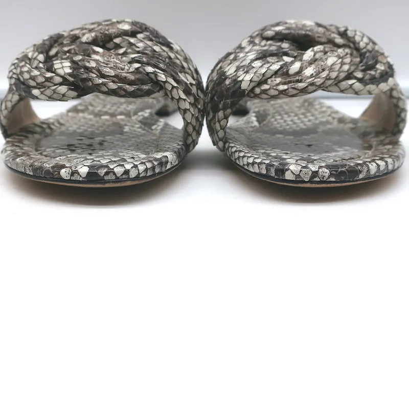 Sandales plates à nœuds Vicky Alexandre Birman en peau de serpent gris taille 38.5