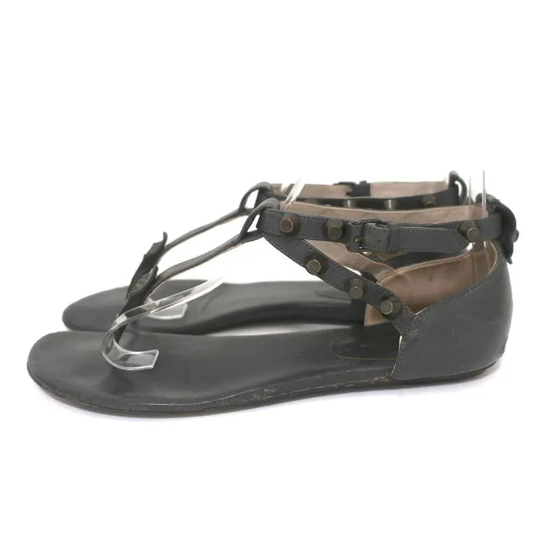 Sandales à lanières T cloutées Balenciaga en cuir gris foncé taille 37.5 à semelle plate et bride entre les orteils