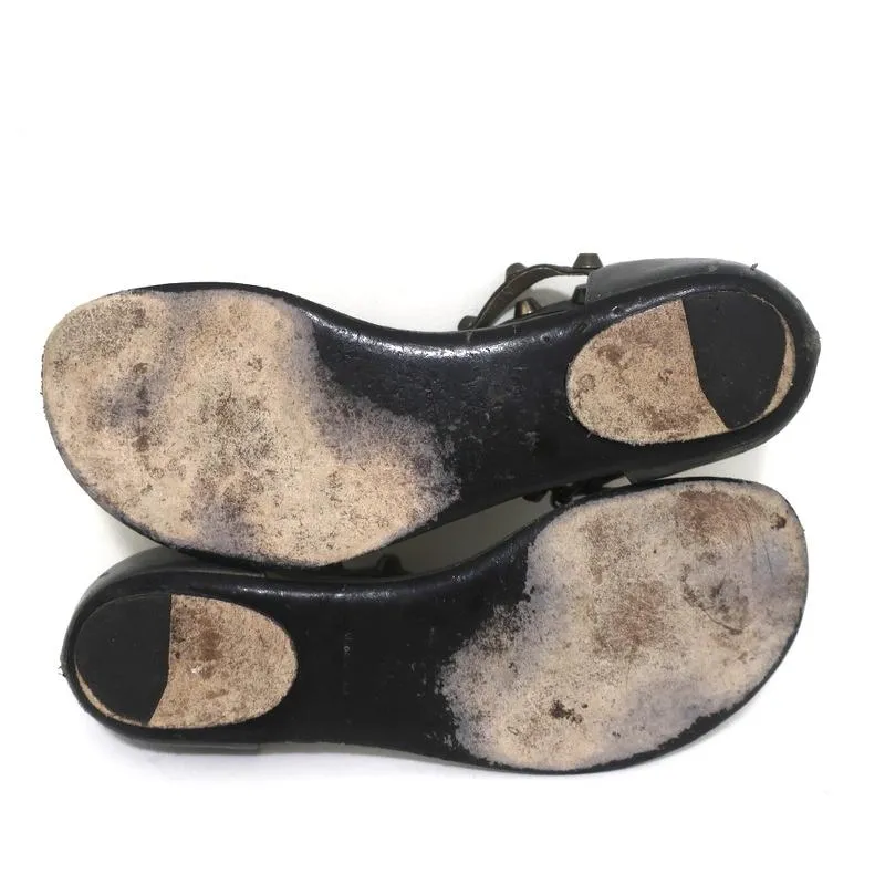 Sandales à lanières T cloutées Balenciaga en cuir gris foncé taille 37.5 à semelle plate et bride entre les orteils
