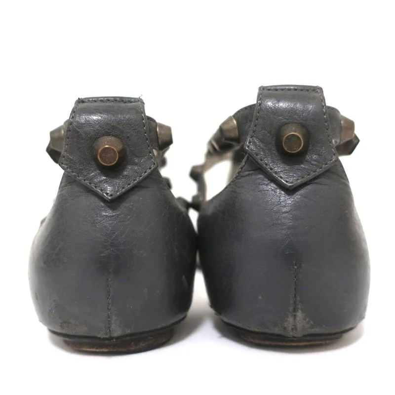 Sandales à lanières T cloutées Balenciaga en cuir gris foncé taille 37.5 à semelle plate et bride entre les orteils