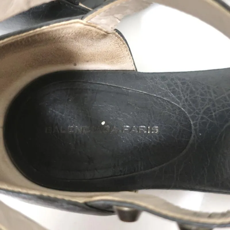 Sandales à lanières T cloutées Balenciaga en cuir gris foncé taille 37.5 à semelle plate et bride entre les orteils