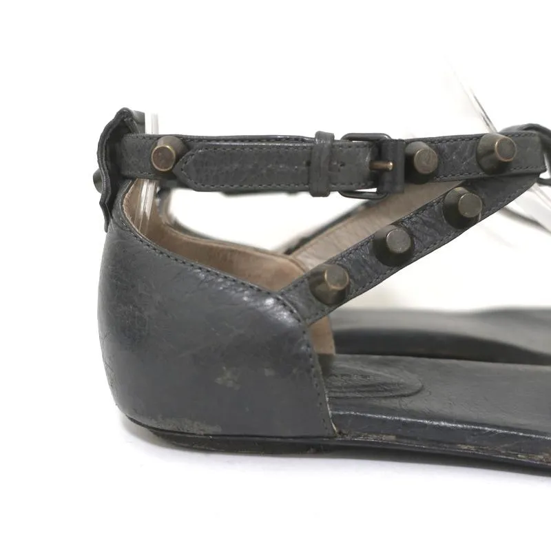 Sandales à lanières T cloutées Balenciaga en cuir gris foncé taille 37.5 à semelle plate et bride entre les orteils