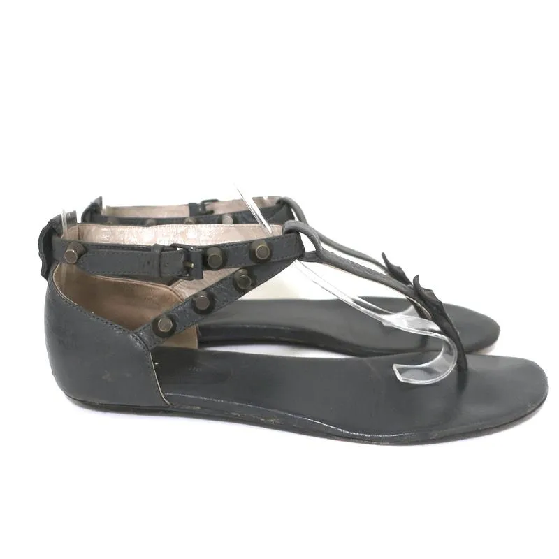 Sandales à lanières T cloutées Balenciaga en cuir gris foncé taille 37.5 à semelle plate et bride entre les orteils