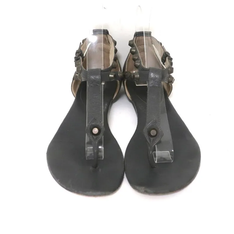 Sandales à lanières T cloutées Balenciaga en cuir gris foncé taille 37.5 à semelle plate et bride entre les orteils