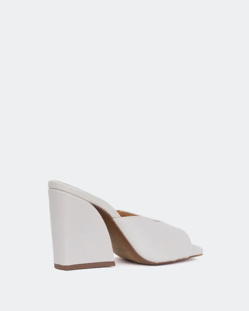 Au-delà du cuir blanc cassé