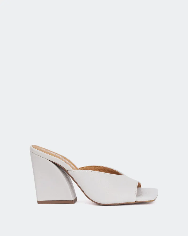Au-delà du cuir blanc cassé
