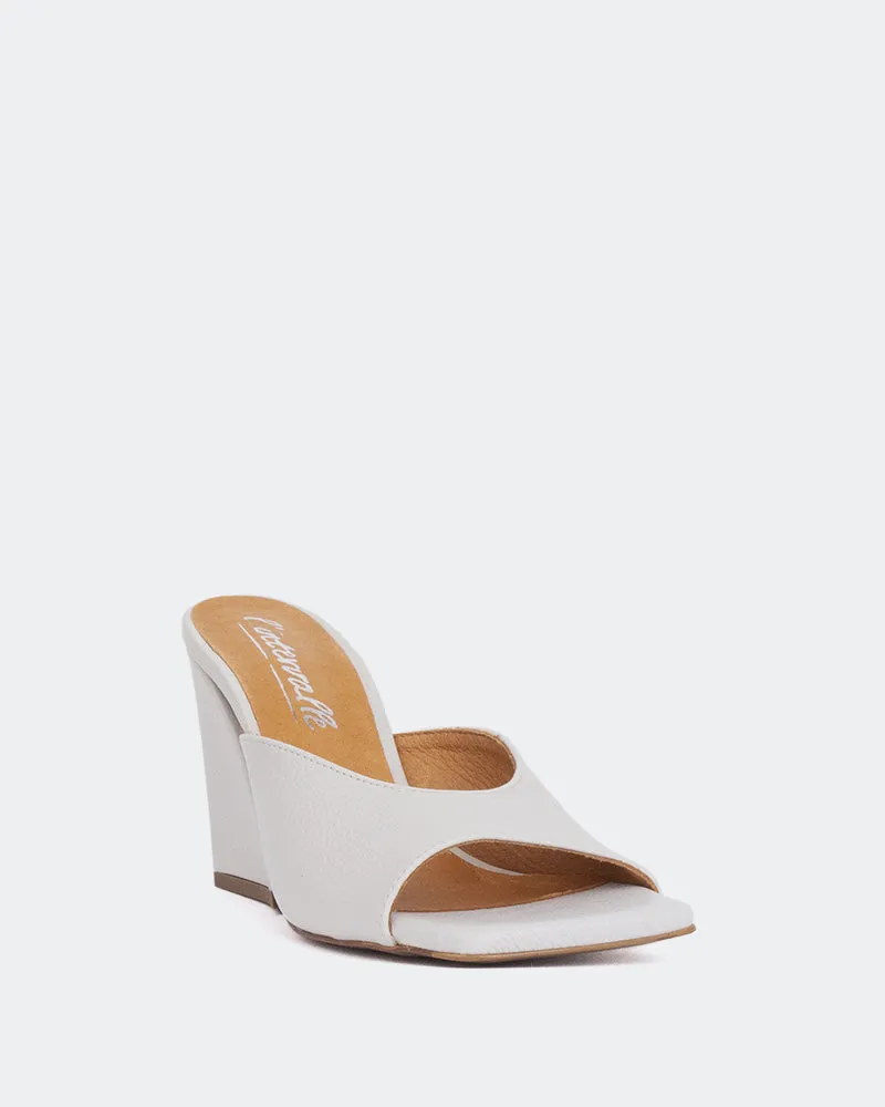 Au-delà du cuir blanc cassé