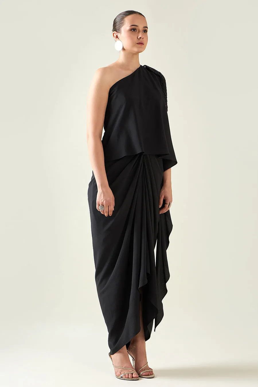Robe drapée asymétrique ornée de cristaux noirs
