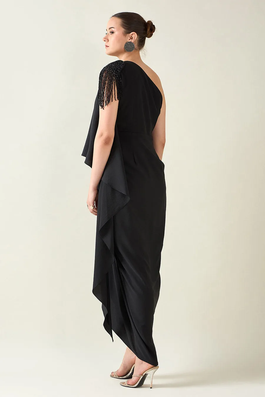 Robe drapée asymétrique ornée de cristaux noirs
