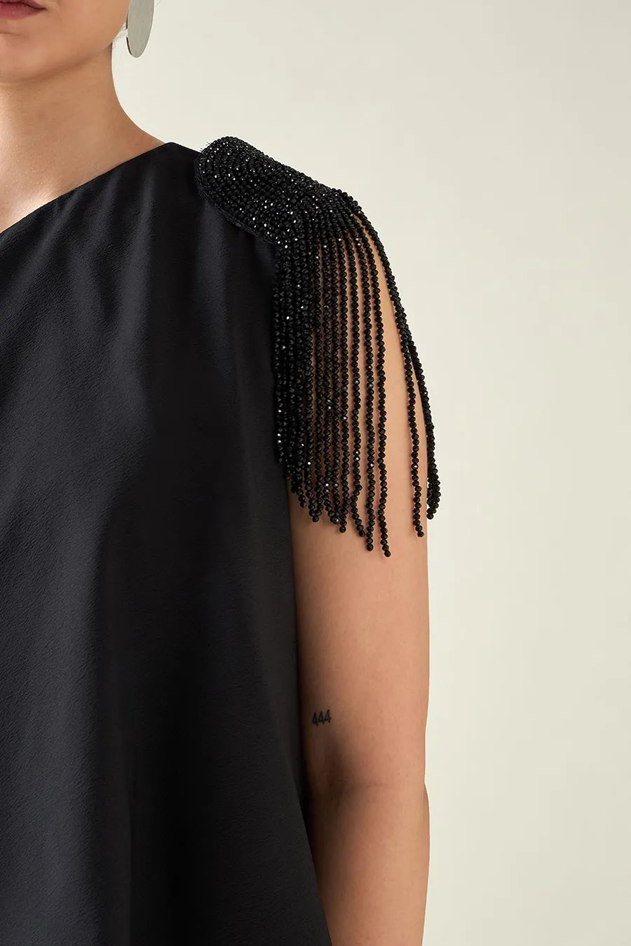 Robe drapée asymétrique ornée de cristaux noirs