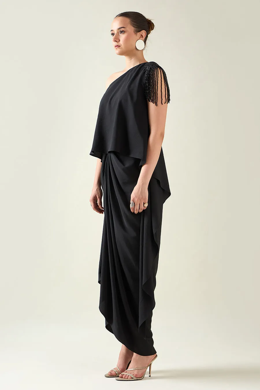 Robe drapée asymétrique ornée de cristaux noirs