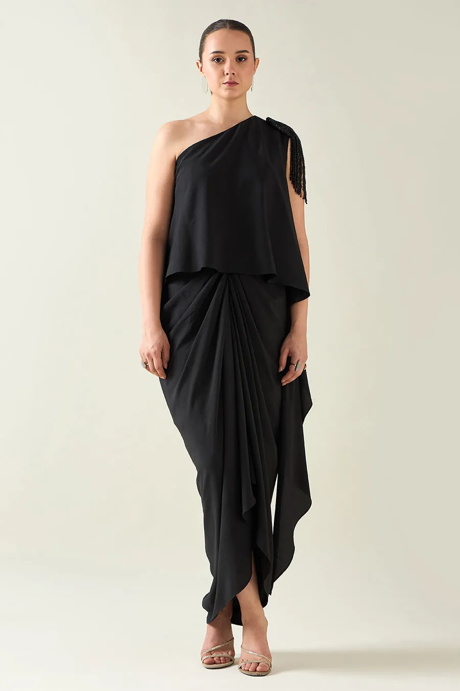 Robe drapée asymétrique ornée de cristaux noirs