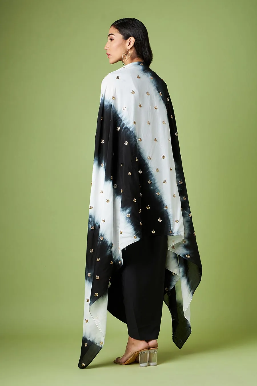 Robe drapée noire avec cape ornée