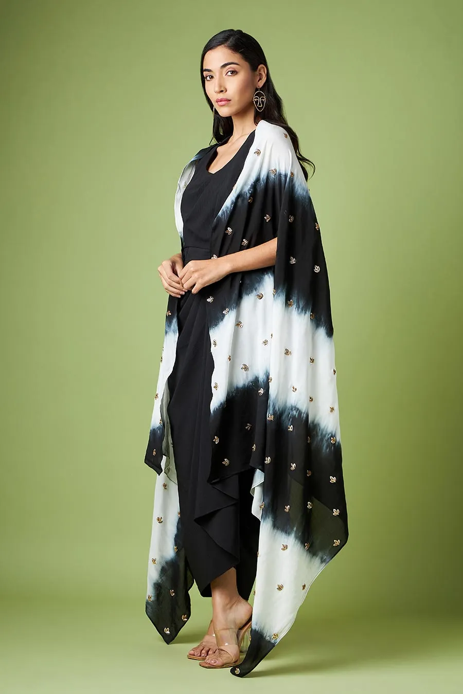 Robe drapée noire avec cape ornée