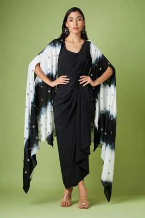 Robe drapée noire avec cape ornée