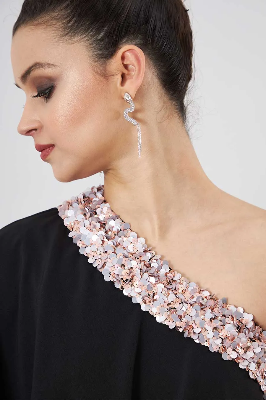 Robe drapée asymétrique brodée noire