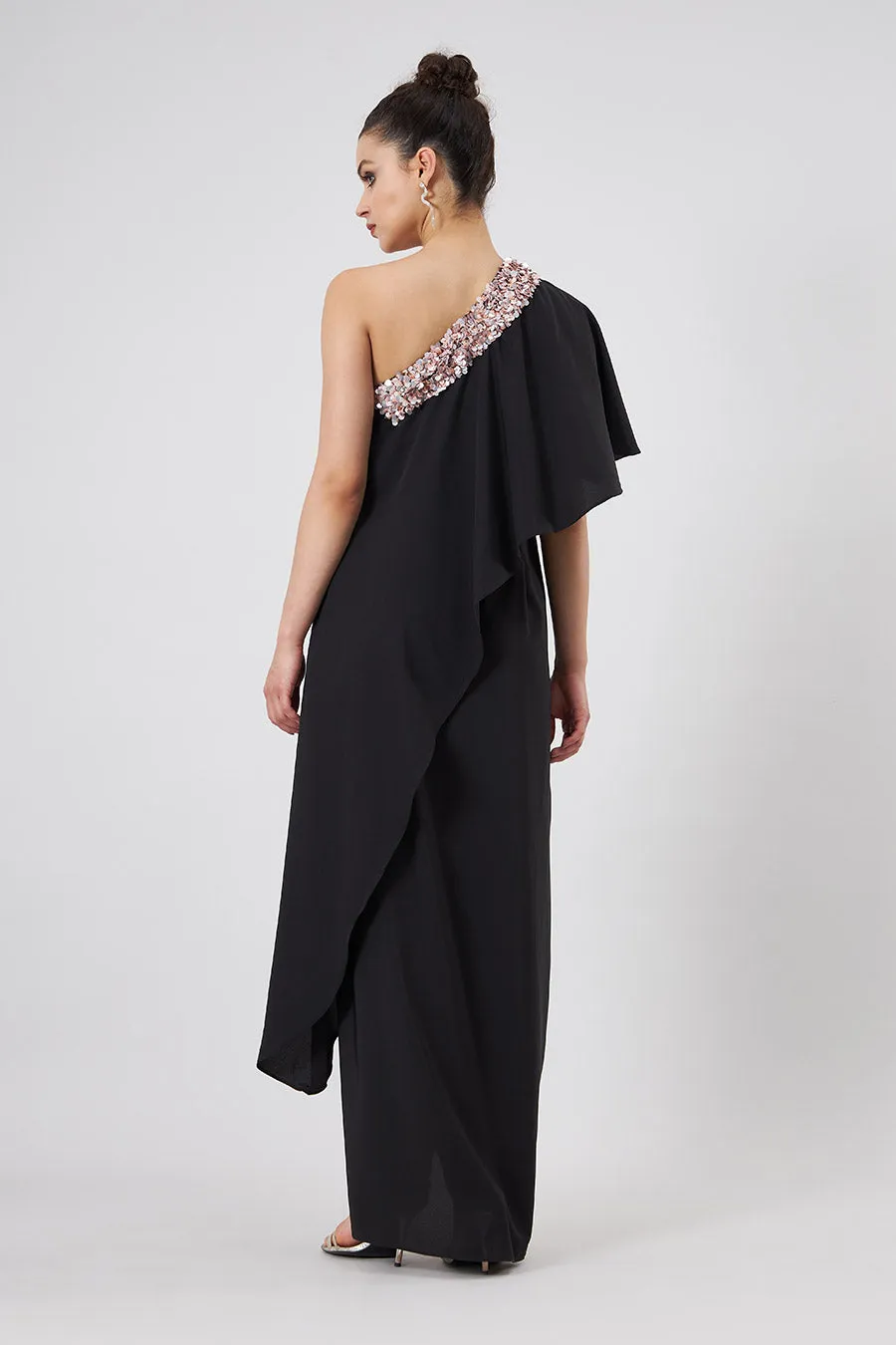 Robe drapée asymétrique brodée noire