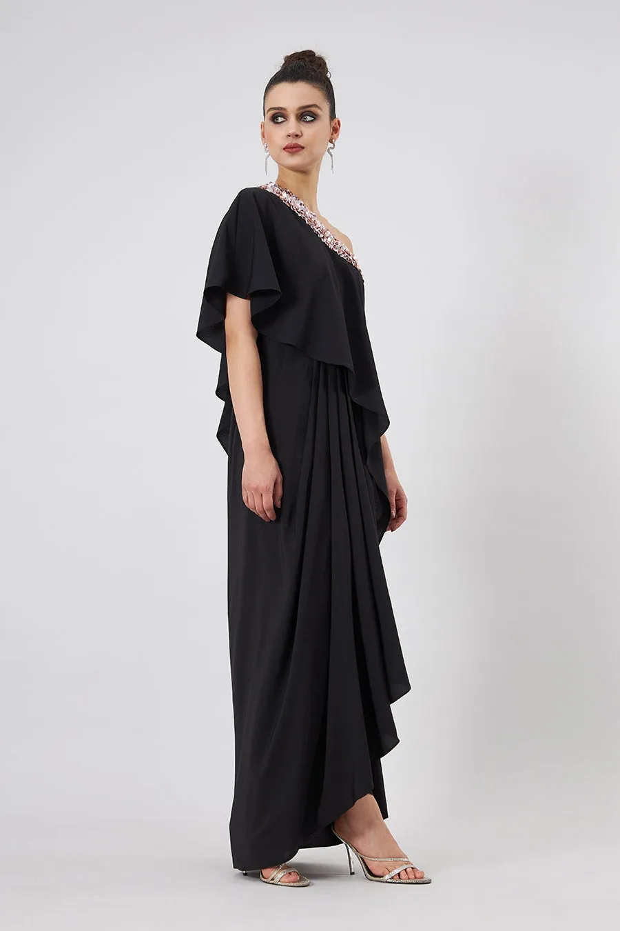 Robe drapée asymétrique brodée noire