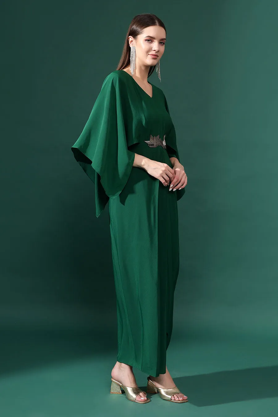 Robe drapée métallisée vert bouteille ornée