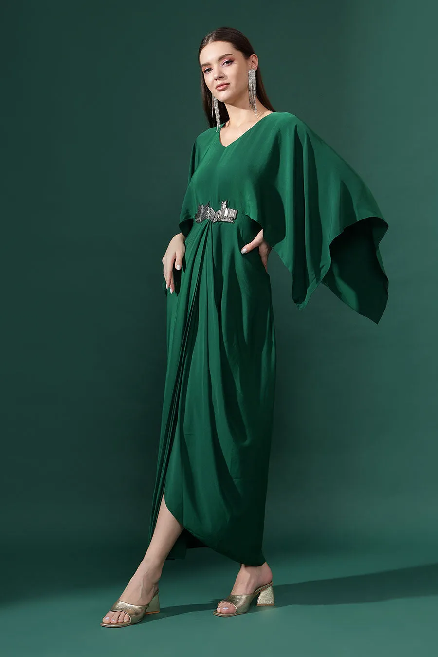 Robe drapée métallisée vert bouteille ornée