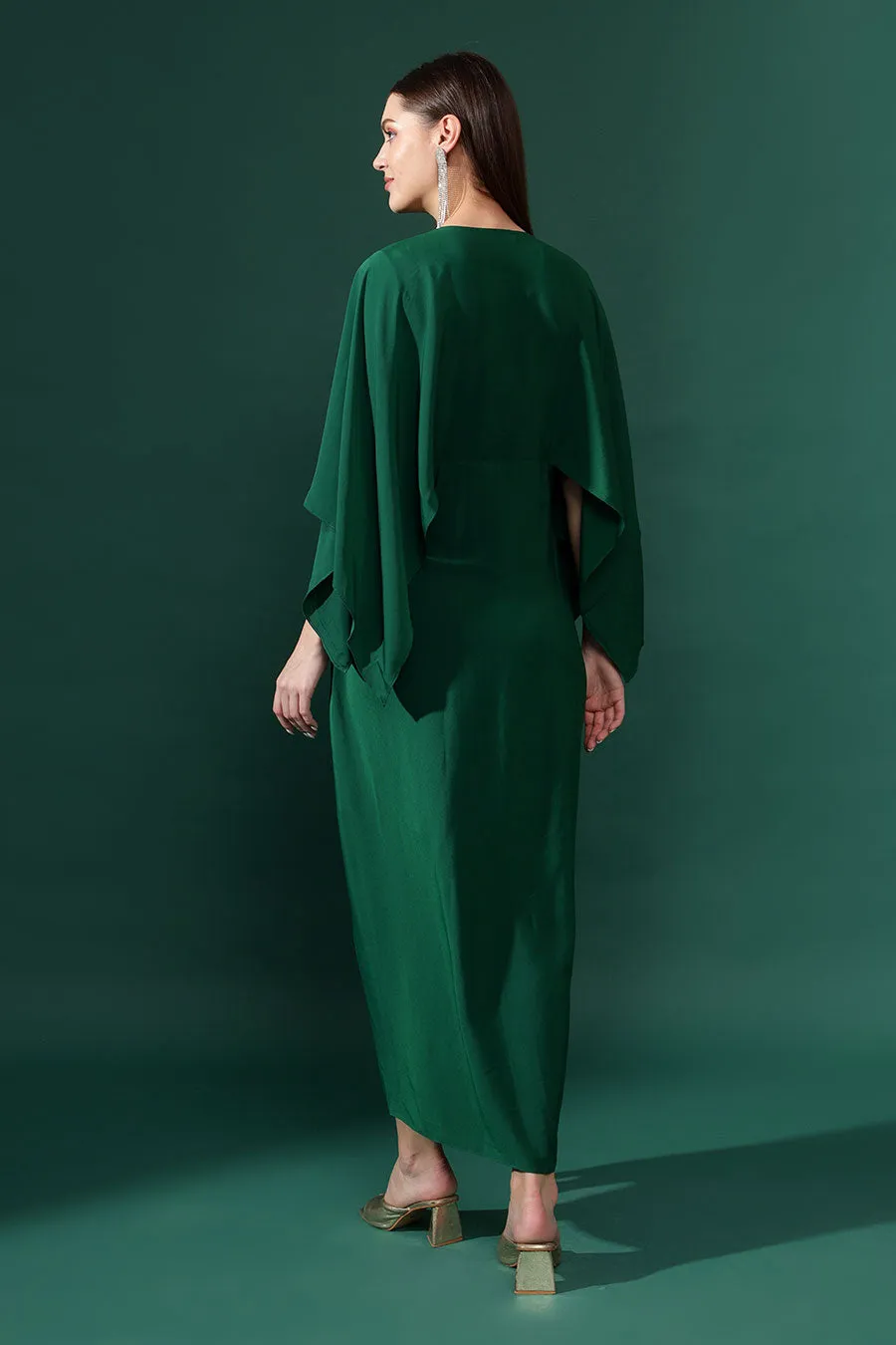 Robe drapée métallisée vert bouteille ornée