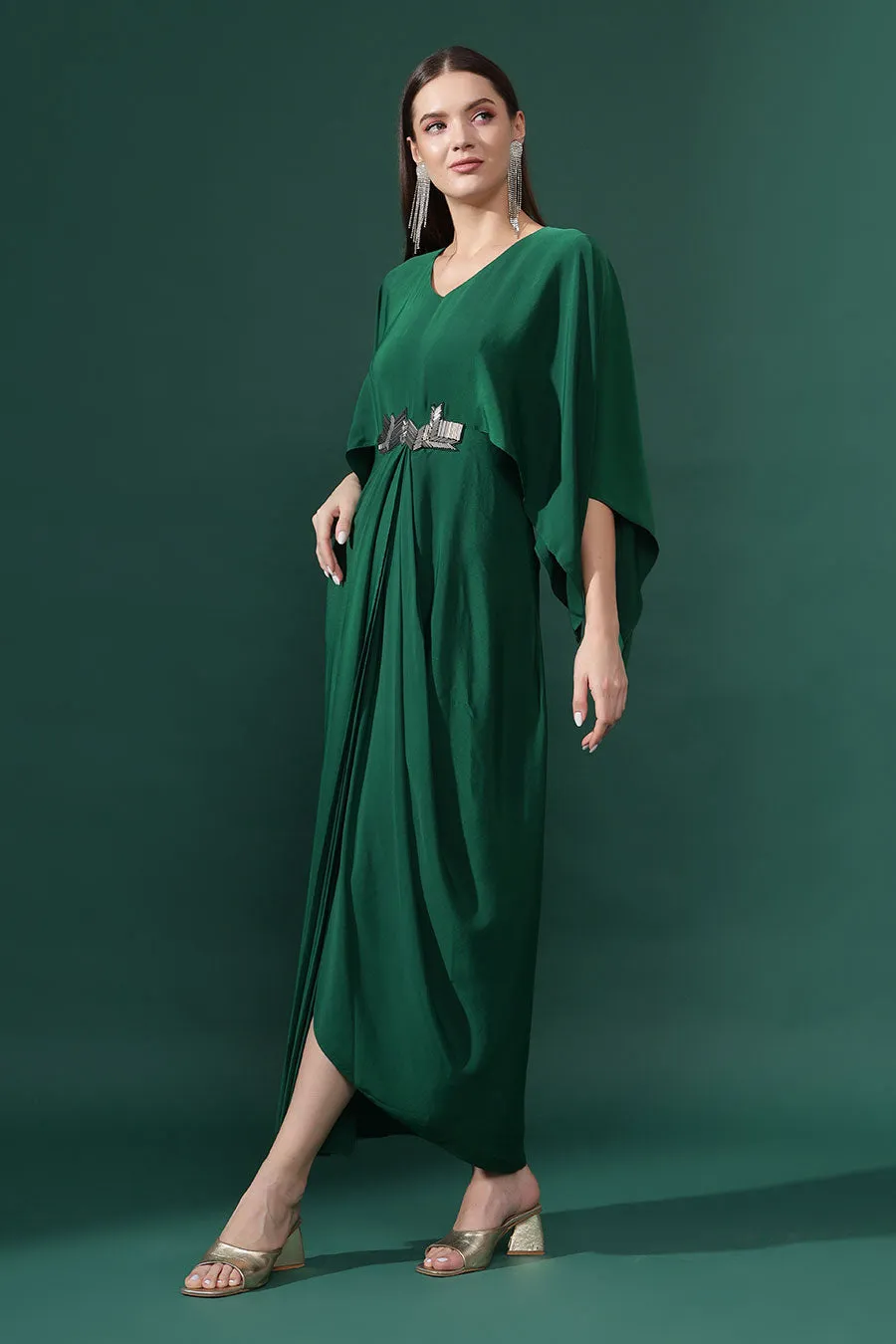 Robe drapée métallisée vert bouteille ornée