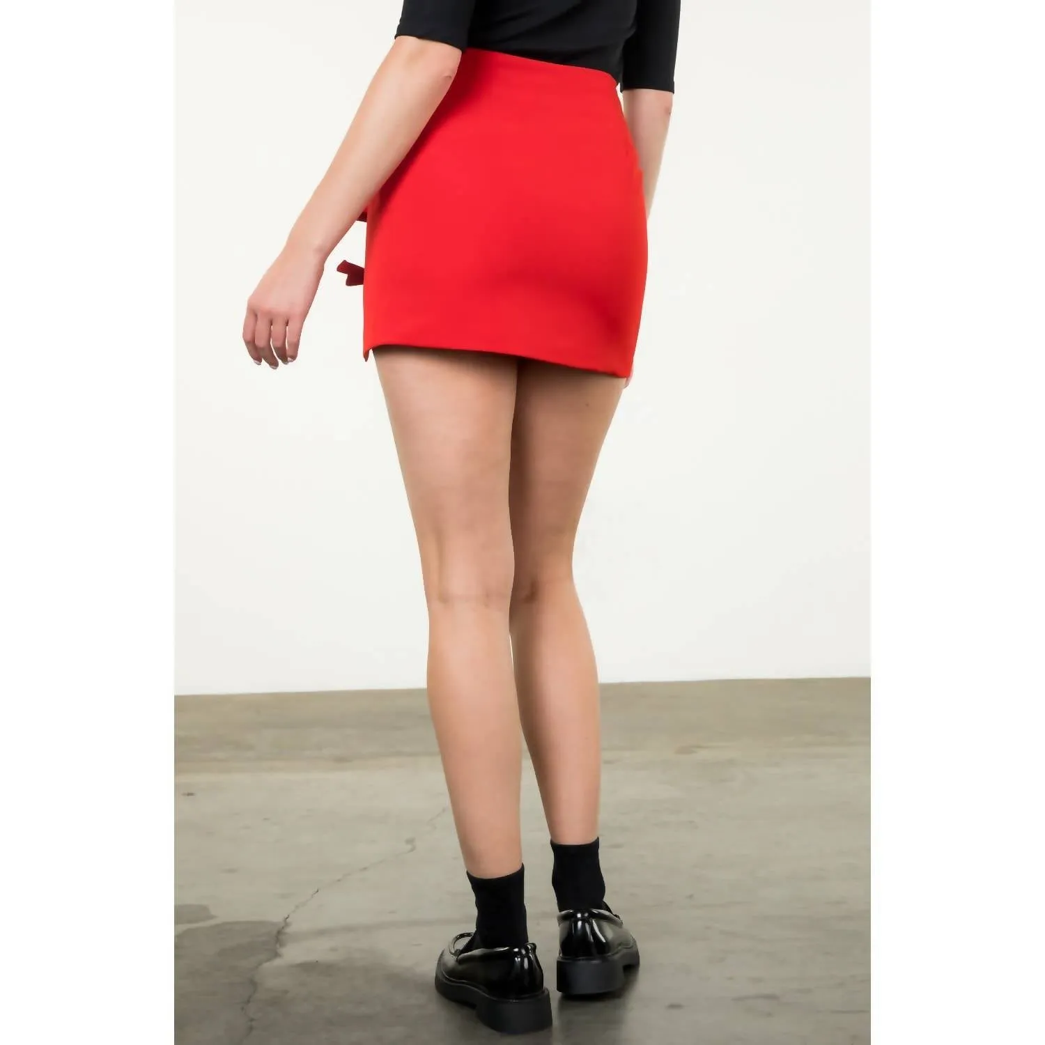 Jupe fendue avec détail nœud en rouge