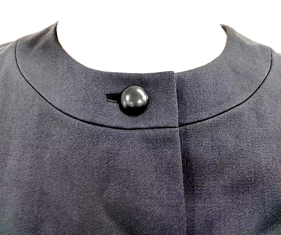 Christian Dior Paris. Veste uniforme en laine et cupro de style mandarin à col boutonné, couleur gris foncé/bleu