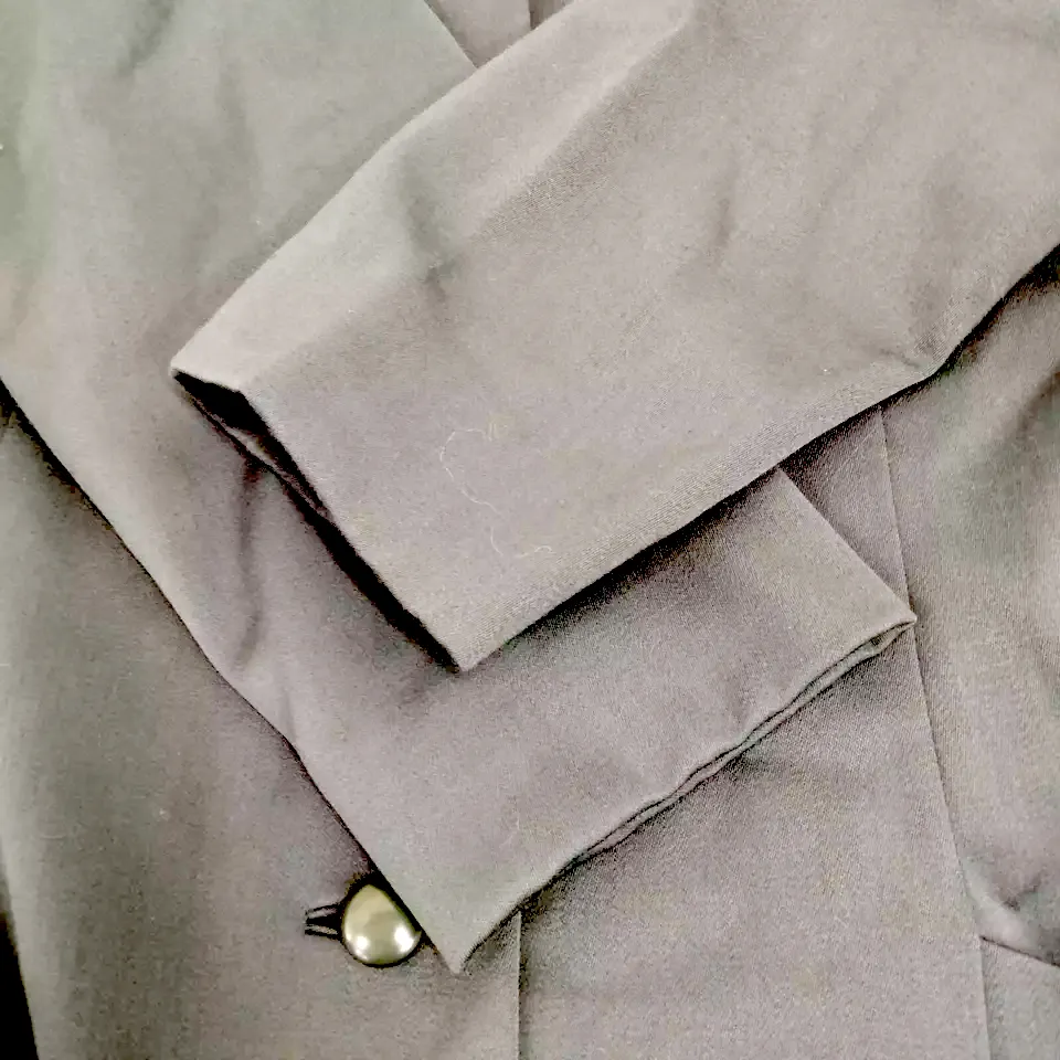 Christian Dior Paris. Veste uniforme en laine et cupro de style mandarin à col boutonné, couleur gris foncé/bleu