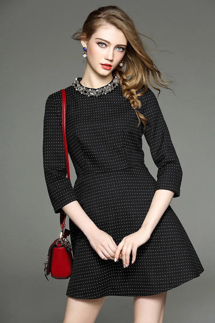 Robe noire élégante à manches longues et coupe A