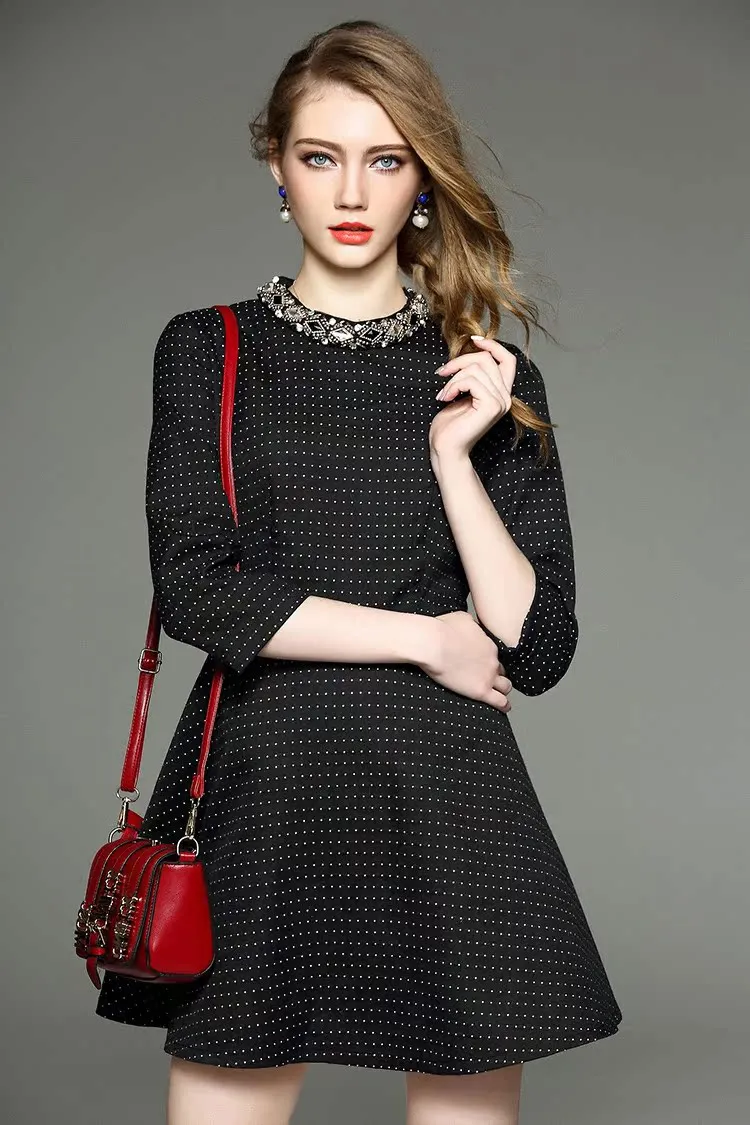 Robe noire élégante à manches longues et coupe A