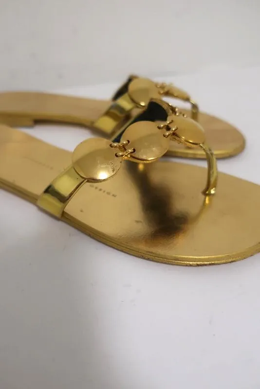 Giuseppe Zanotti Sandales à Brides Postérieures Plate avec Détails Disque en Cuir Métallisé Or Taille 36
