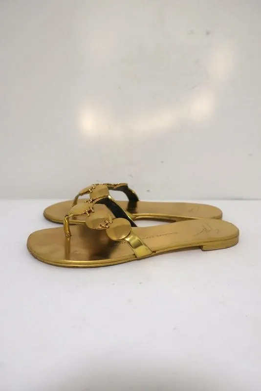 Giuseppe Zanotti Sandales à Brides Postérieures Plate avec Détails Disque en Cuir Métallisé Or Taille 36