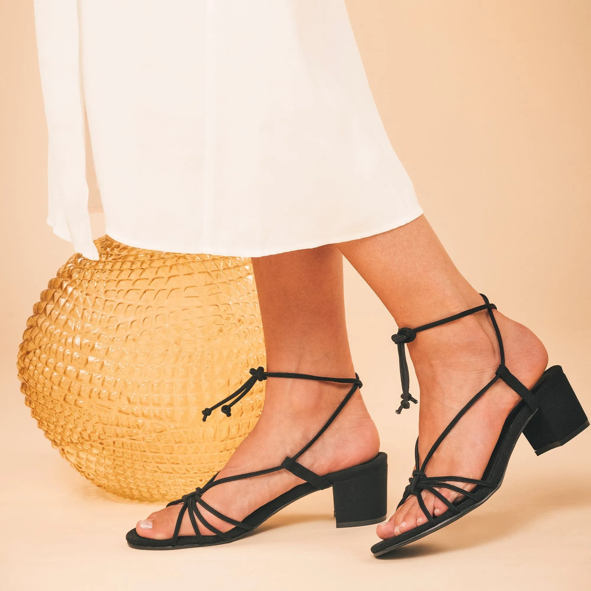 Sandales à lacets cheville à talons en suédine vegan Holly | Noir