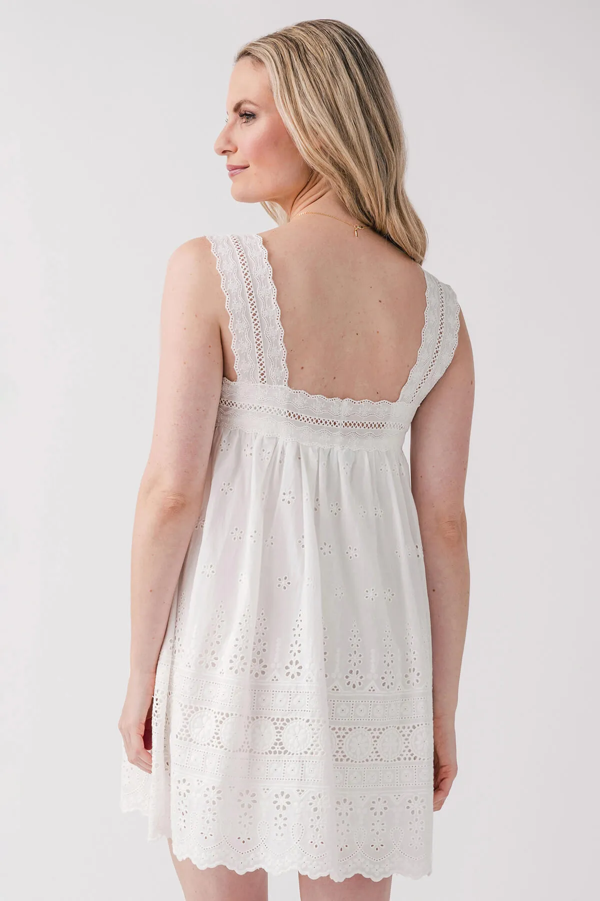 Robe courte Mable à encolure carrée et motifs ajourés