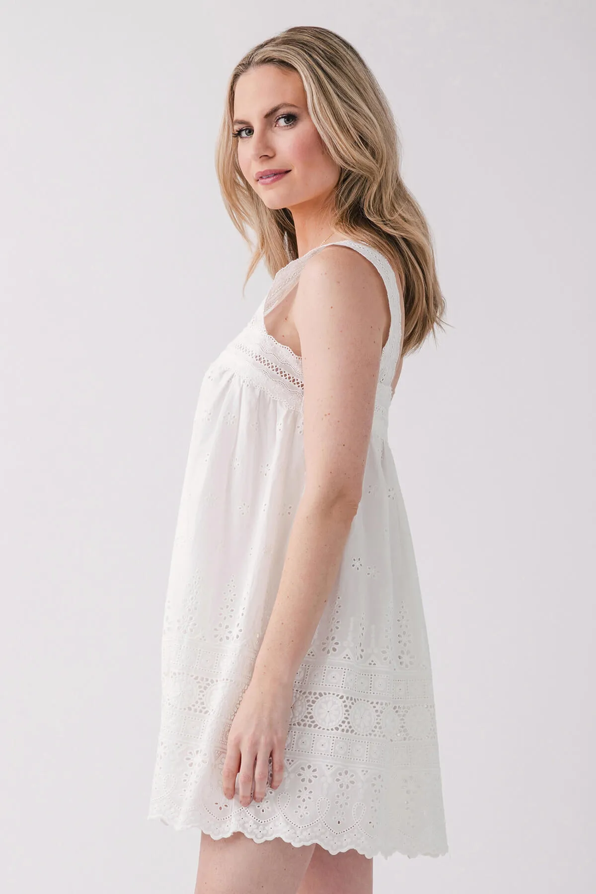 Robe courte Mable à encolure carrée et motifs ajourés