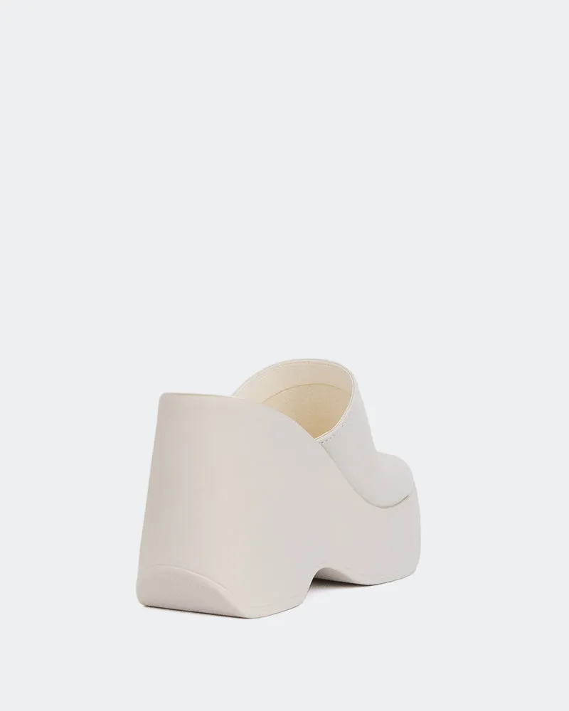 Cuir blanc délavé mousse