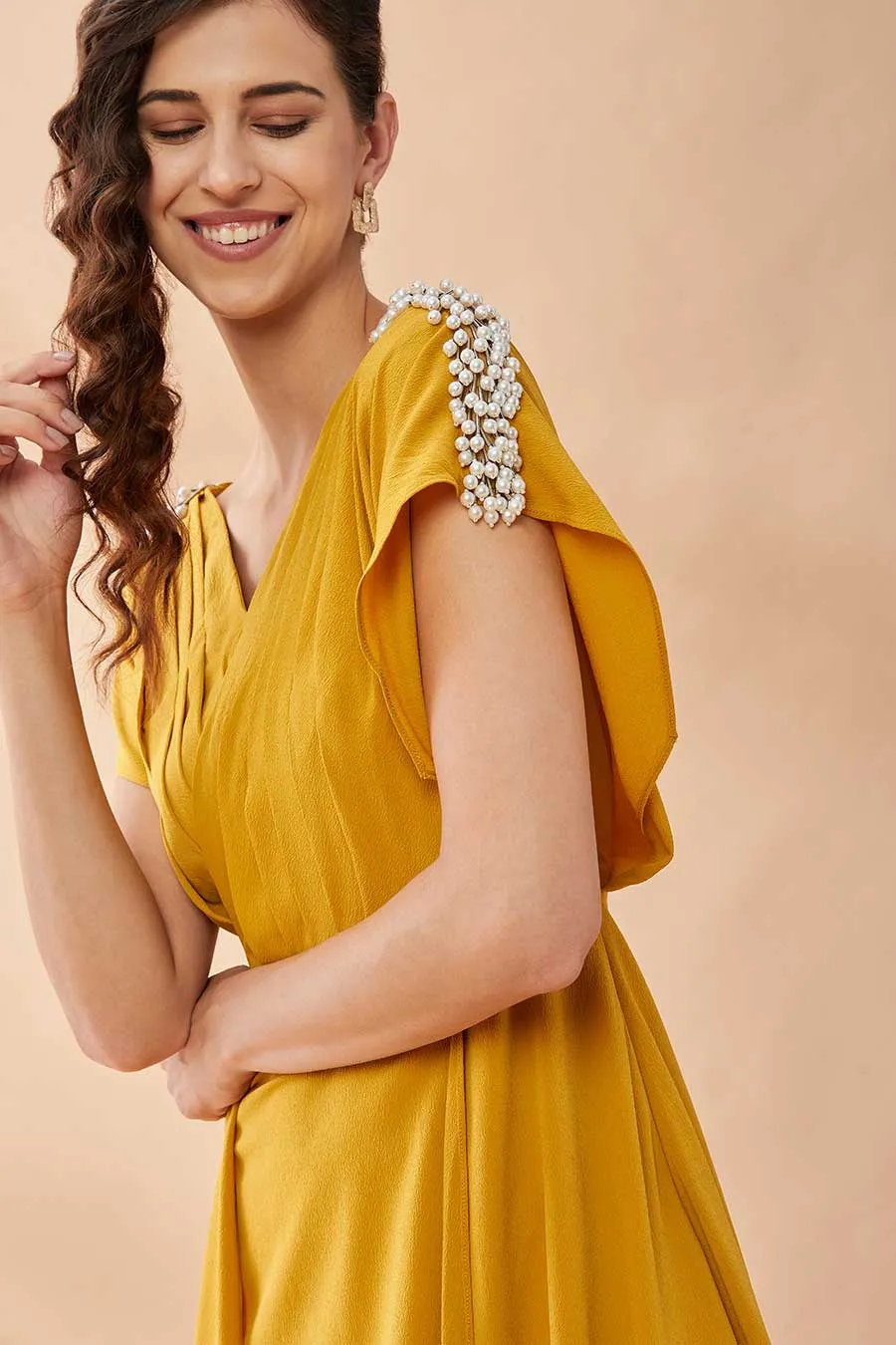 Robe plissée drapée perle moutarde