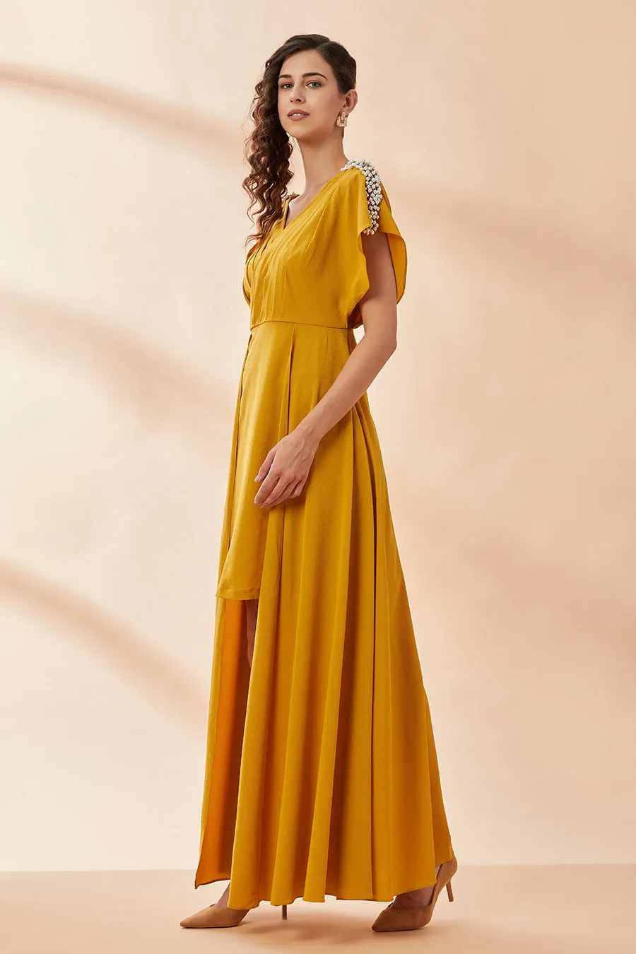 Robe plissée drapée perle moutarde