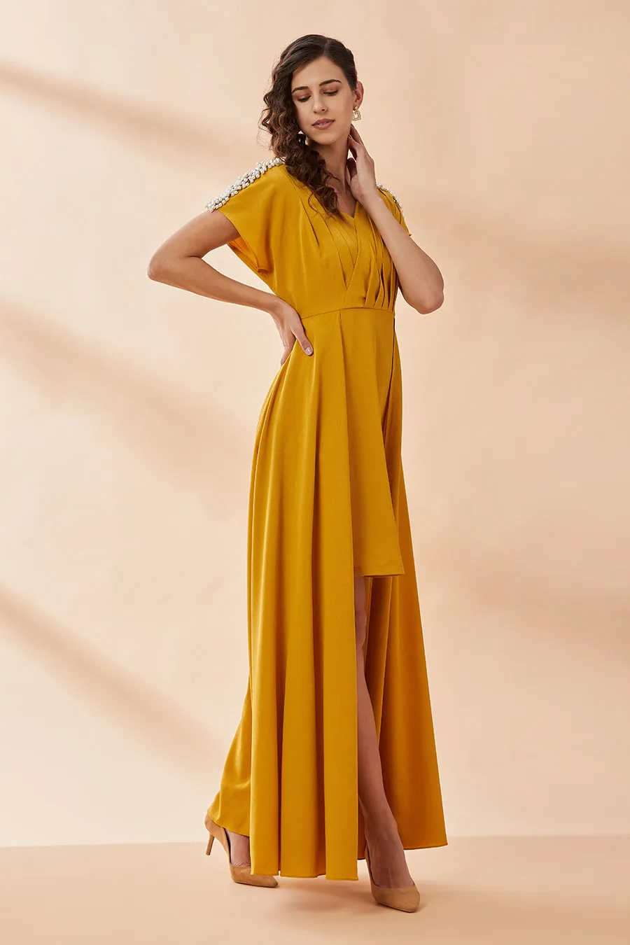 Robe plissée drapée perle moutarde