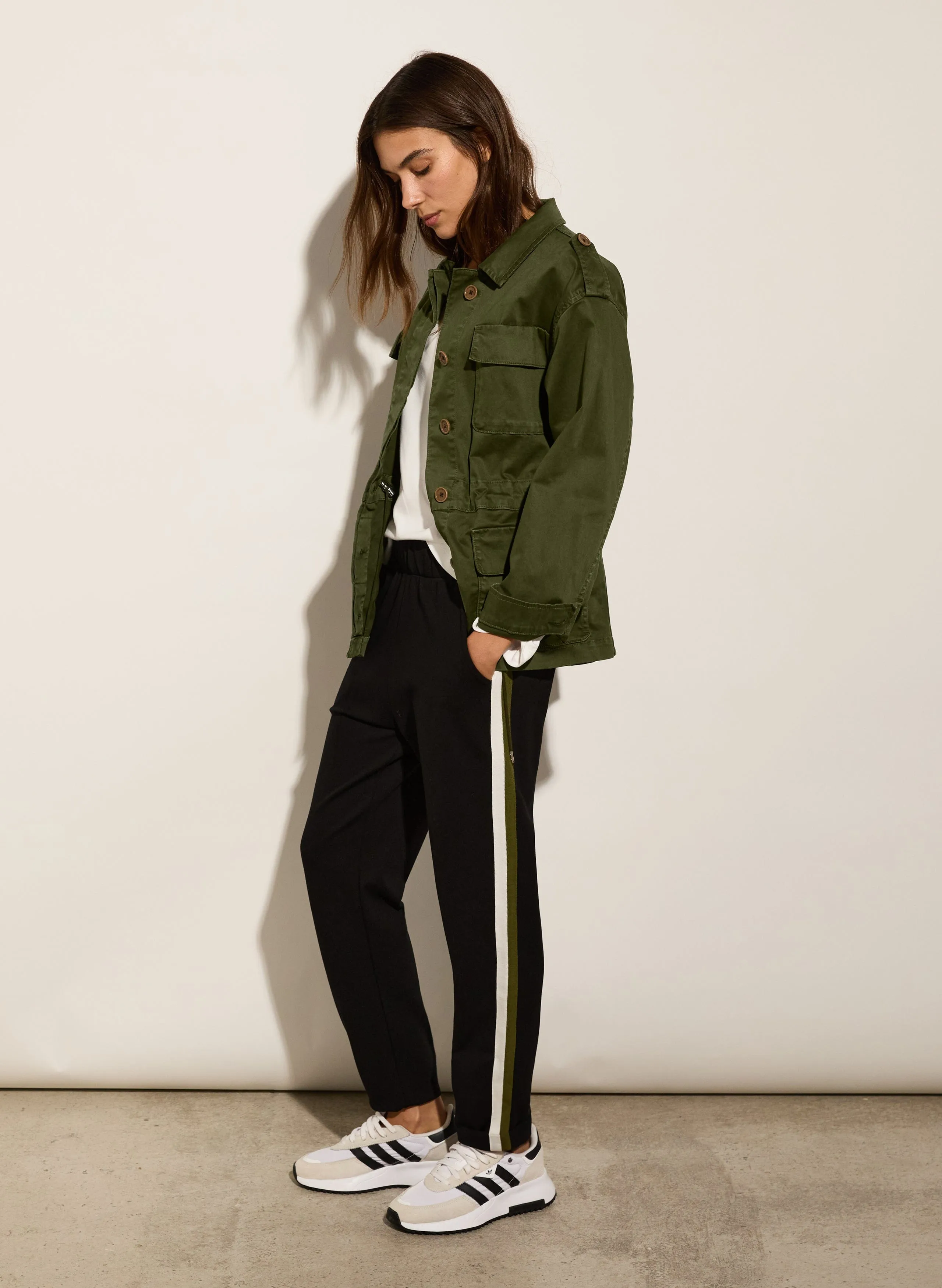 Petit Pantalon ajusté à bande latérale LENZING™ ECOVERO™ | Noir Caviar & Olive