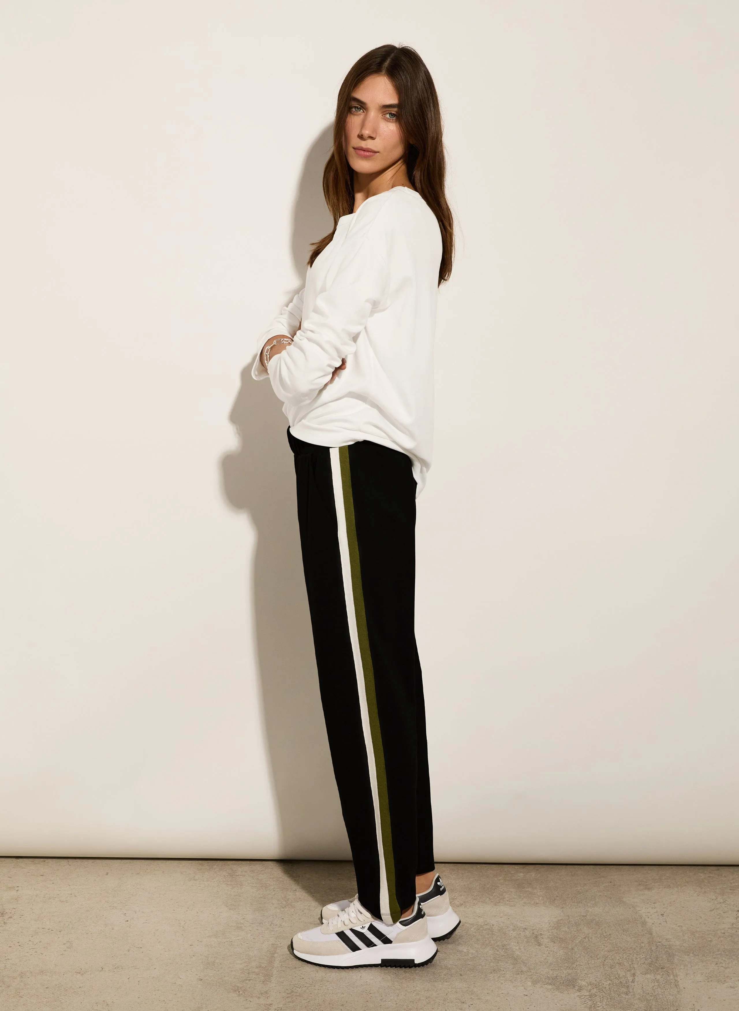 Petit Pantalon ajusté à bande latérale LENZING™ ECOVERO™ | Noir Caviar & Olive