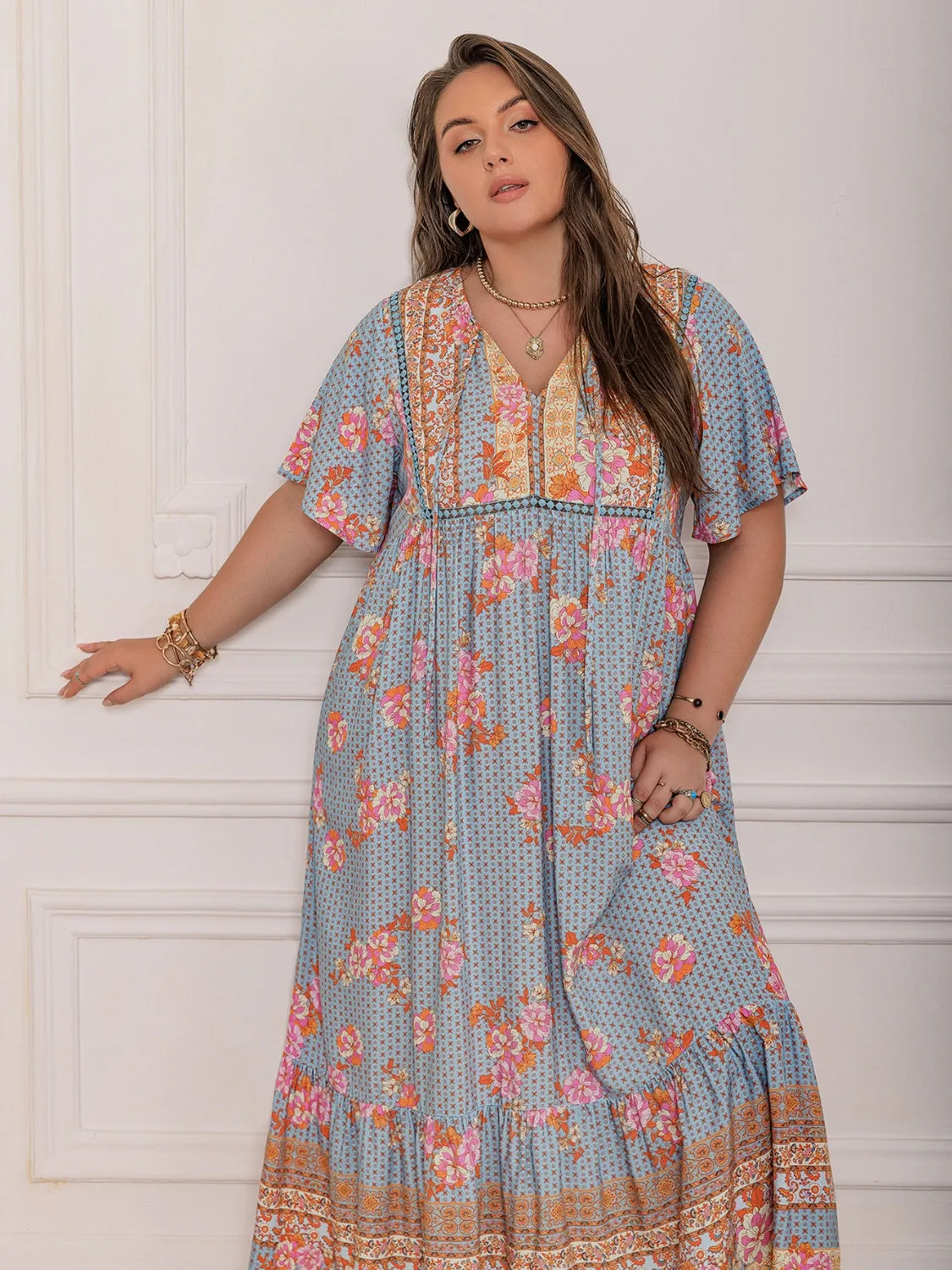 Robe longue à manches papillons et col noué imprimée pour grande taille