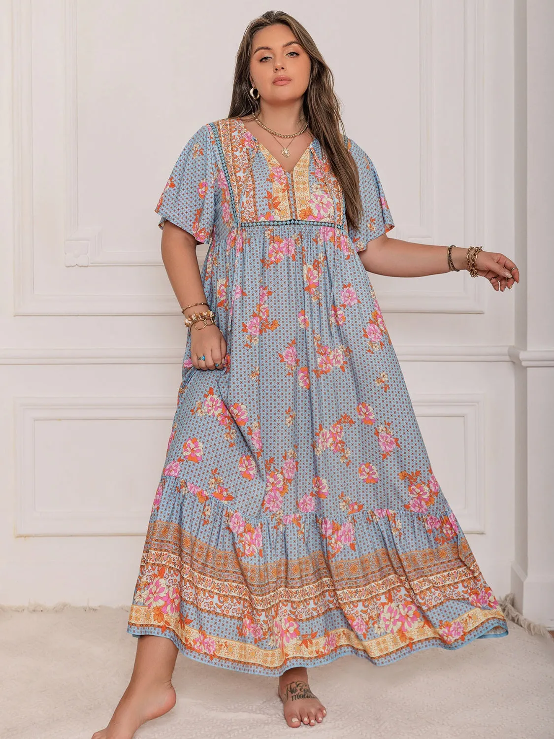 Robe longue à manches papillons et col noué imprimée pour grande taille